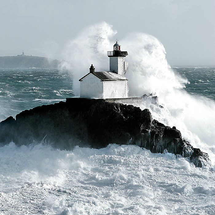 Une vague déferle sur le phare hanté de Tévennec