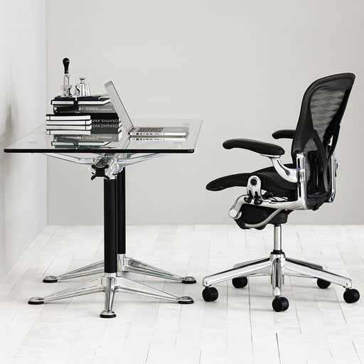 Un bureau avec un fauteuil confortable