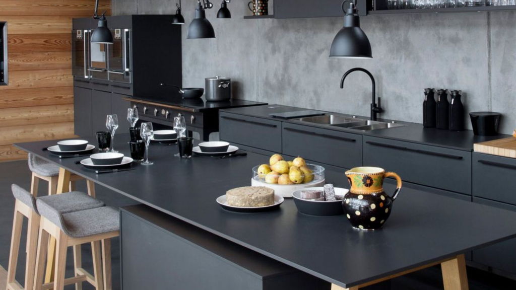 Cuisine noire avec îlot central