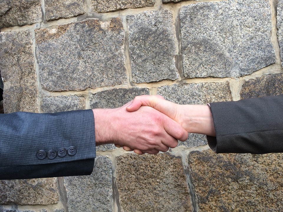 Une bonne poignée de mains pour valider la négociation immobilière