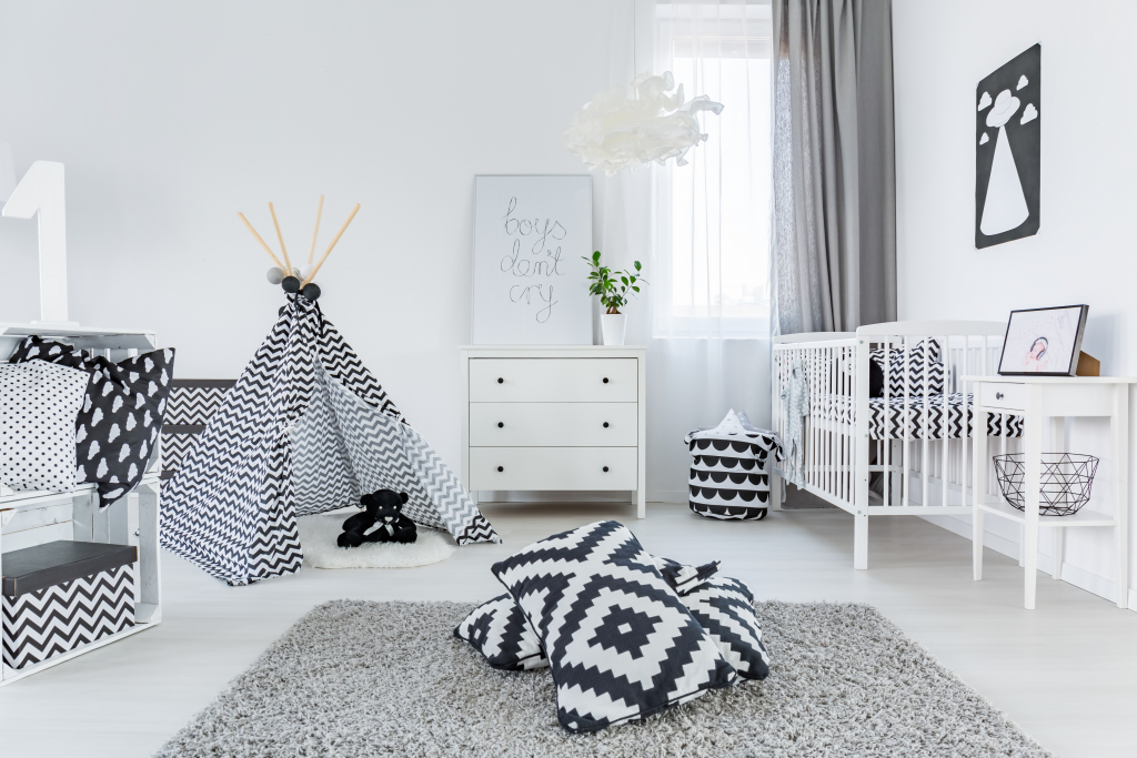 chambre de bébé noir et blanc avec tapis, tipi, commode et lit