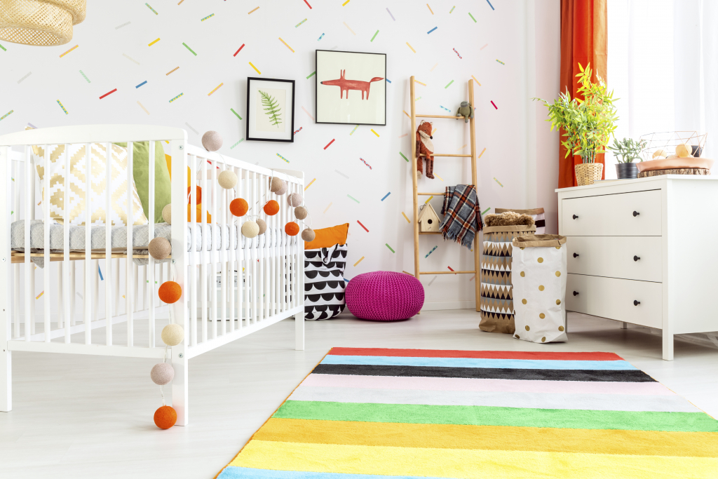 chambre de bébé blanche et decoration multicolore