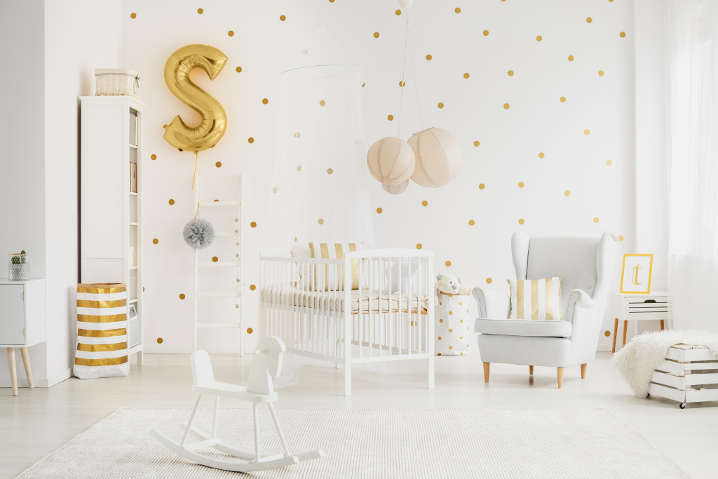 chambre bébé blanche et décoration dorée