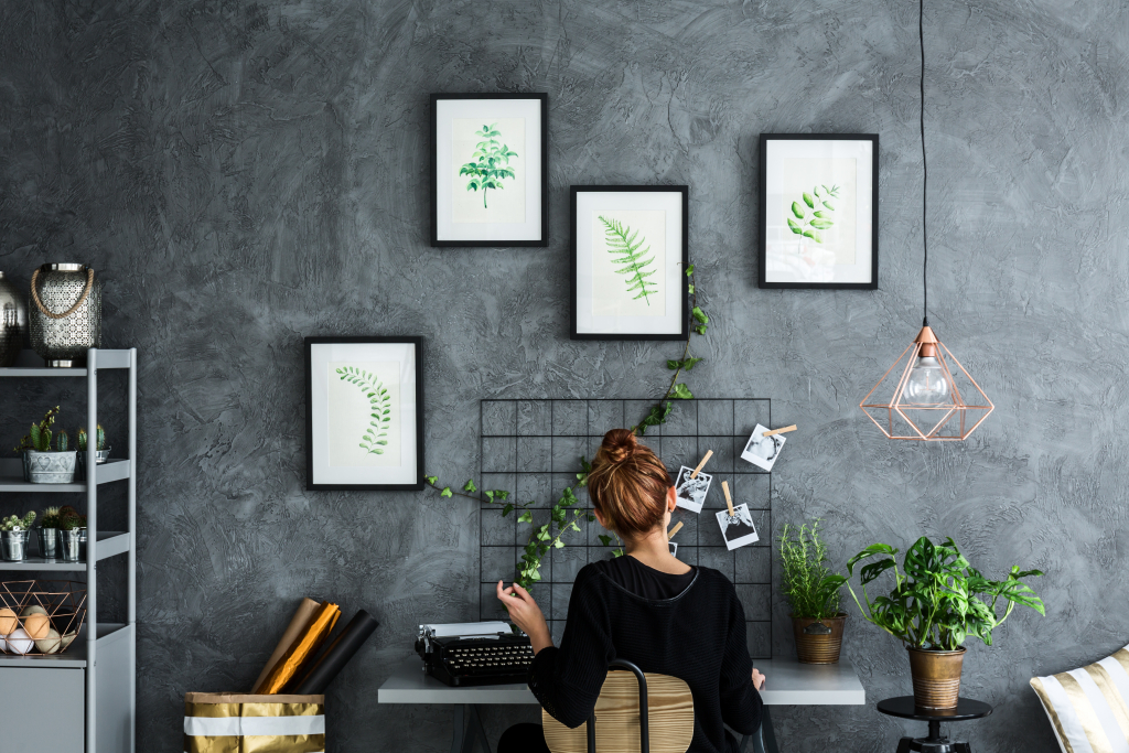 espace de travail avec mood board et mur coloris ardoise