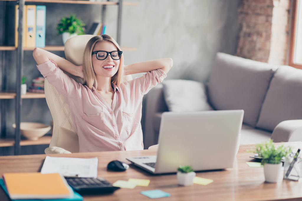 Femem détendue insallée à son bureau