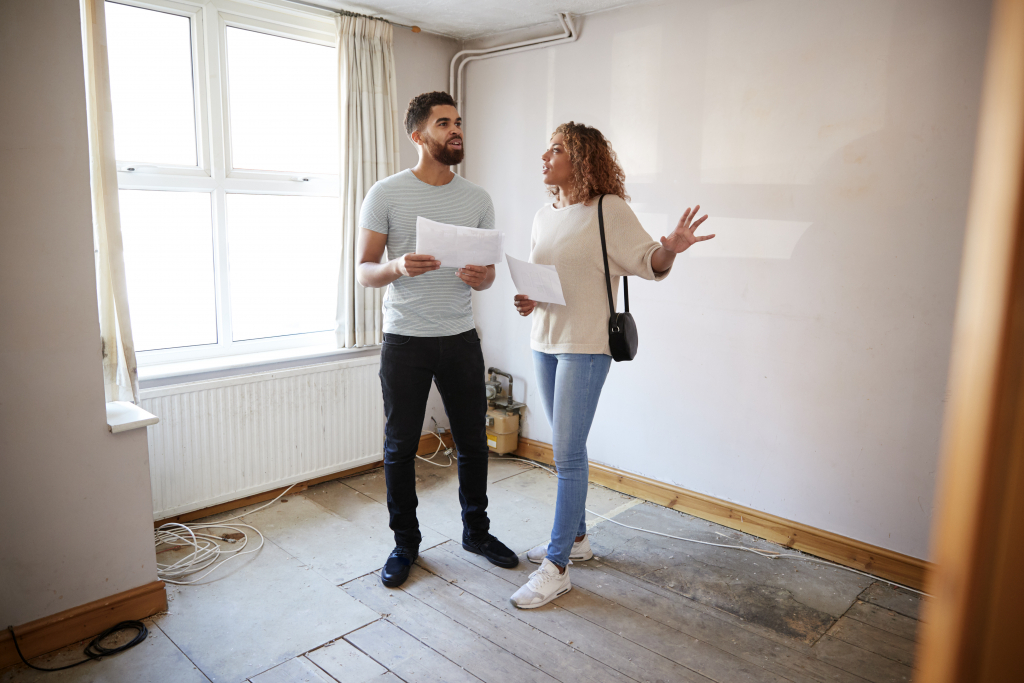 Couple préparant son projet immobilier dans une maison ou un appartement avec travaux