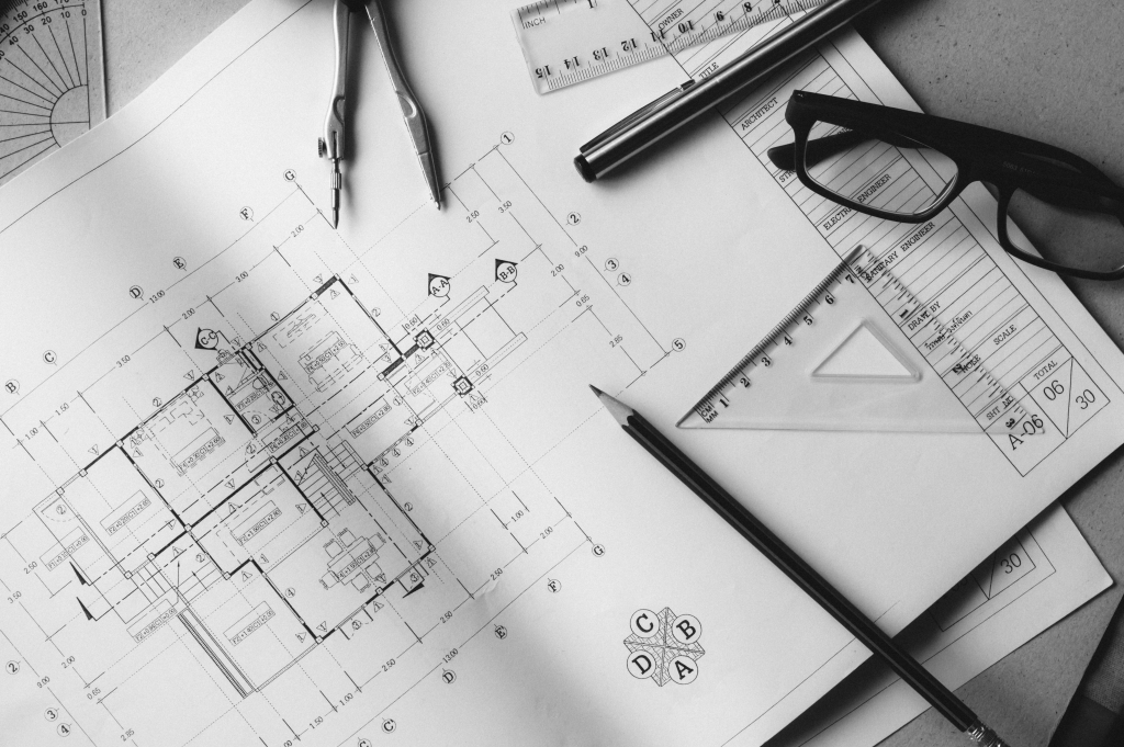 Plan de maison avec cotes avec outils de travail d'un architecte