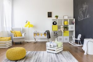 chambre de bébé mur ardoise et touches de décoration jaunes