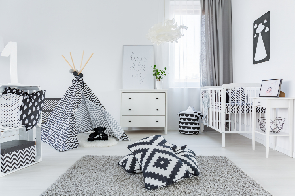 Chambre de bébé noir et blanc avec motif chevrons et tipi