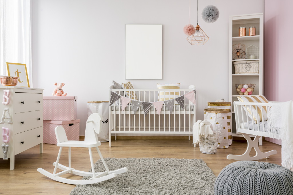 Chambre de bébé blanche grise et rose pour fille