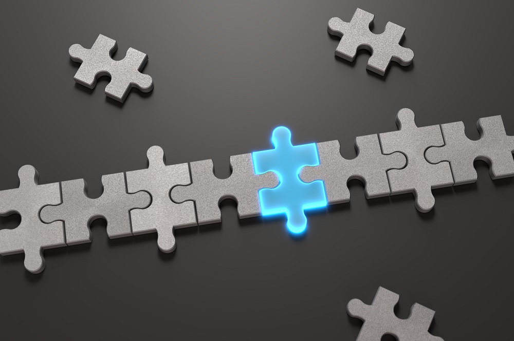 Chaine de puzzle gris avec une pièce en bleu au milieu symbolisant la pièce manquante.
