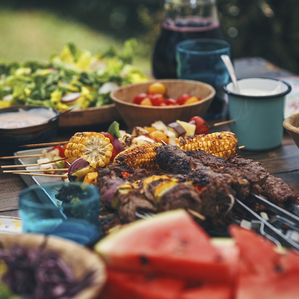 Brochettes de viandes et de légumes sur la table d'une cuisine extérieure. 