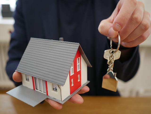Lors de la signature de l'acte de vente définitif, les nouveaux propriétaires reçoivent les clefs de leur nouveau bien immobilier. 