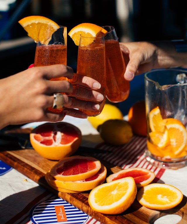 Cocktail dans son propre jardin pour créer une ambiance de vacances chez soi.