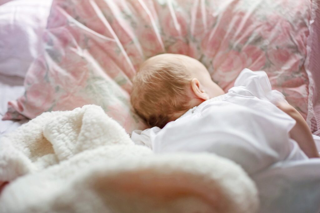 Un bon matelas pour bébé doit tenir en compte la taille, la fermeté, les matériaux, les normes de sécurité et la facilité d’entretien.